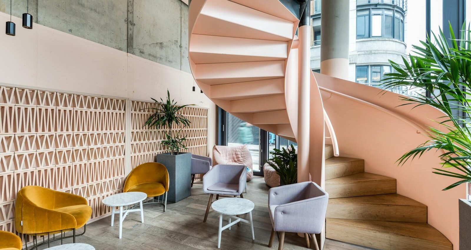 Escalier moderne dans un café